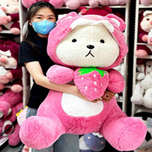 Gấu bông Lena ngồi cosplay gấu lotso dâu hồng 1m
